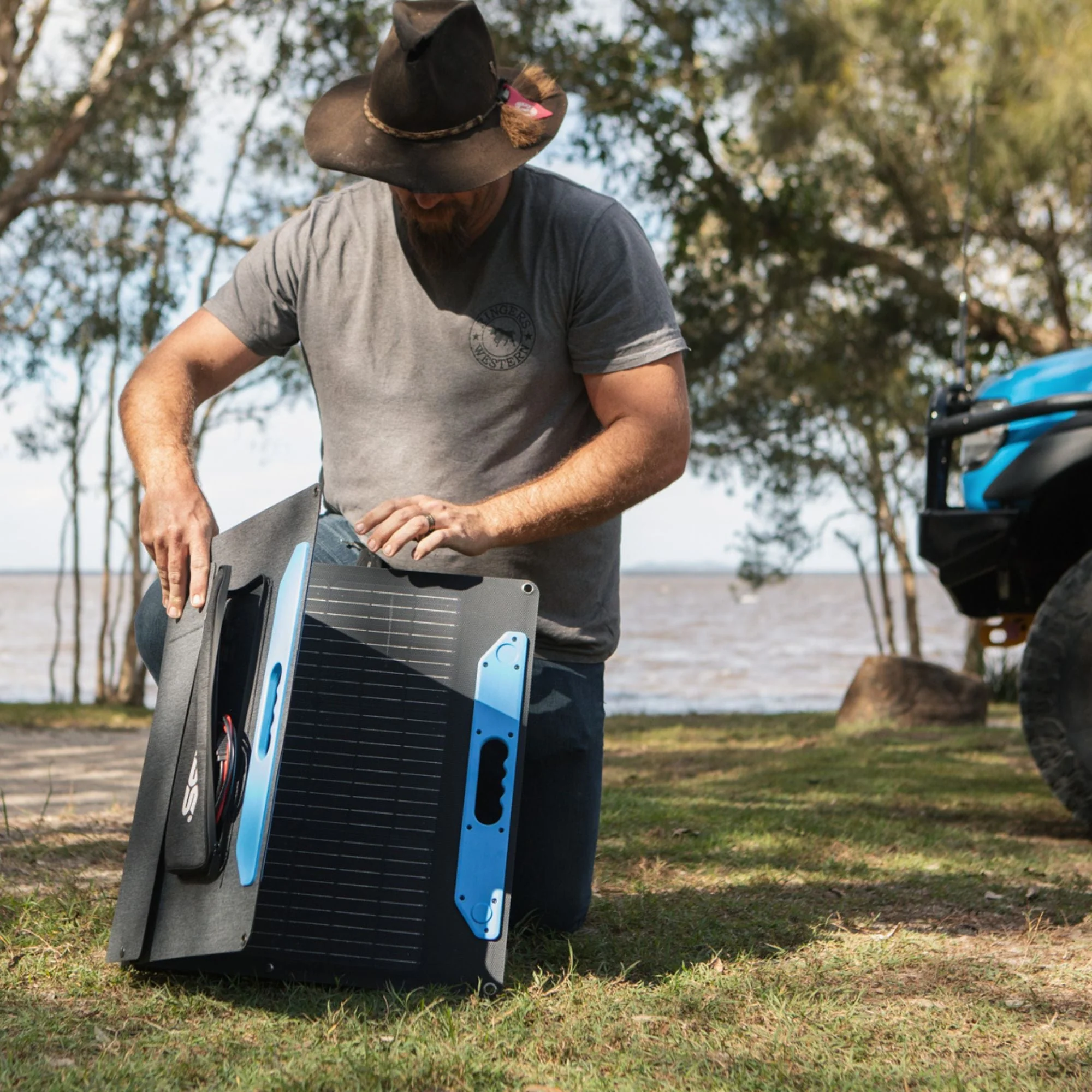 KickAss 12V 120W Premium Folding Portable Solar Panel - Image 3