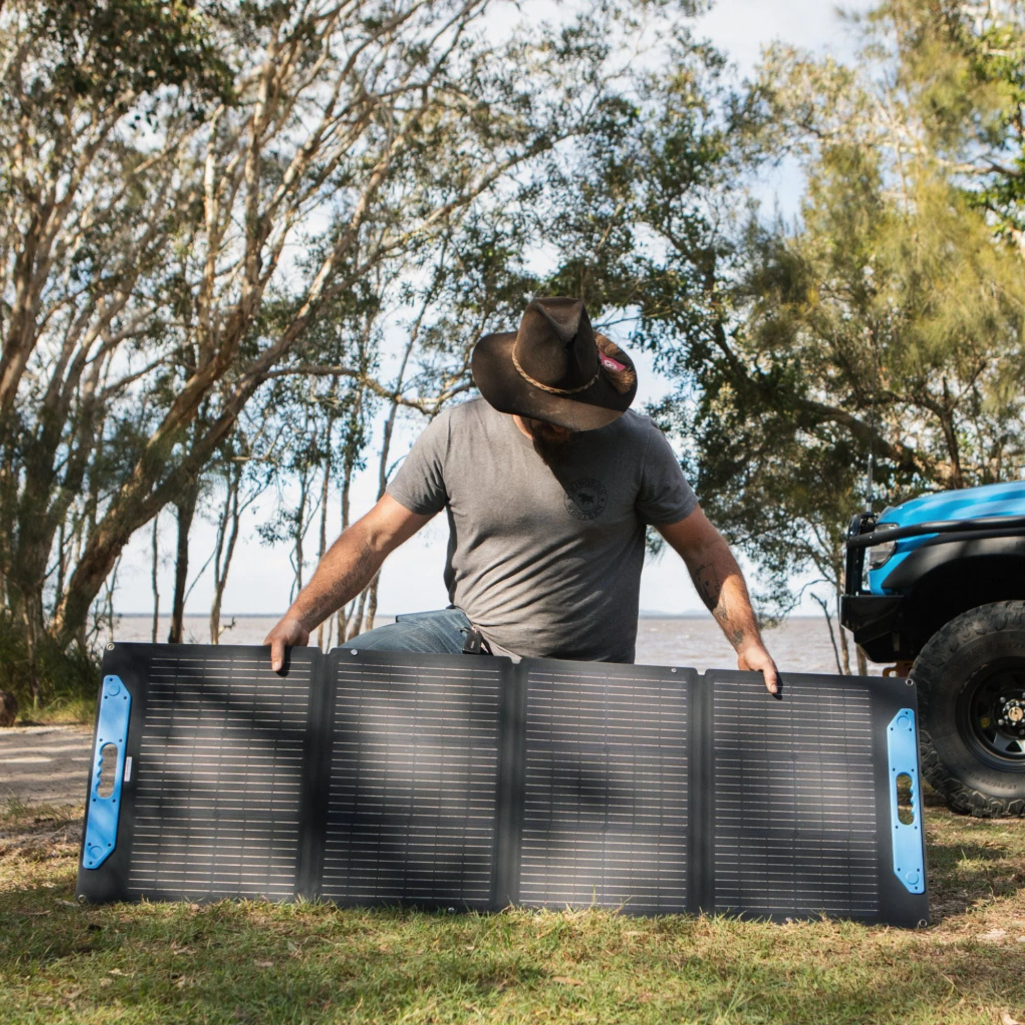 KickAss 12V 120W Premium Folding Portable Solar Panel - Image 4